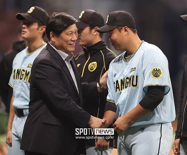 ▲ 허구연 KBO 총재(왼쪽)가 한동희를 격려하고 있다. ⓒ곽혜미 기자