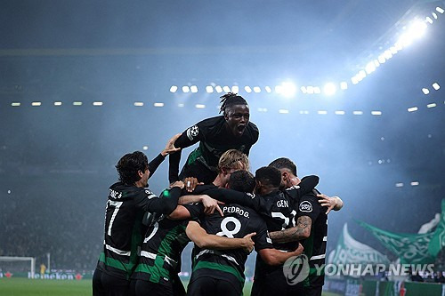 스포르팅이 6일(한국시간) 포르투갈 리스본에 있는 아스타디우 주제 알발라드에서 열린 맨시티와의 2024-2025시즌 유럽축구연맹(UEFA) 챔피언스리그 리그 페이즈 4차전에서 4-1로 대 역전승을 거뒀다.   아모림 감독의 홈 고별전이 된 이 경기에서 향후 그의 라이벌일 될 맨시티를 상대로 대승을 거두며 스포르팅 홈 팬들에게 마지막 선물을 선사했다.   반대로 과르디올라 감독과 맨체스터 유나이티드 부임이 공식 발표된 후벵 아모림 감독의 맞대결로 큰 관심을 모은 이 경기에서 아모림이 대승을 거두면서 과르디올라는 골머리를 앓게 됐다. 연합뉴스