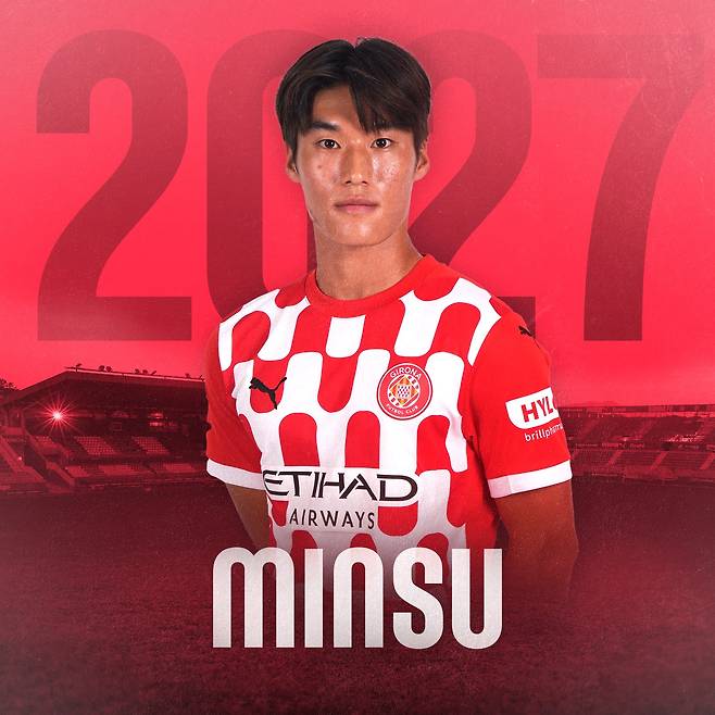 김민수가 6일(한국시간) 네덜란드 에인트호번에 있는 PSV 스타디온에서 열린 PSV에인트호벤과 지로나와의 2024-2025시즌 챔피언스리그 리그 페이즈 4차전에 교체 출전해 챔피언스리그 데뷔전을 치렀다.   김민수는 18세 9개월 18일의 나이에 이날 경기 데뷔전을 치르며 이강인(PSG)이 지난 2019년 9월 17일 첼시(잉글랜드)와의 조별리그 1차전에 18세 6개월 30일의 나이로 역대 최연소 대회 데뷔전을 치른 데 이어 최연소 출전 2위에 올랐다. 지로나