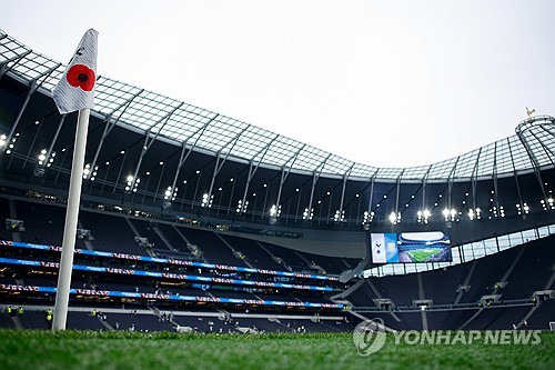 영국 매체 '기브미스포츠'가 6일(한국시간) 토트넘이 선수단 연봉 인상에 신중하게 접근하기로 하면서 손흥민의 재계약 대신 계약 연장 조항 발동을 선택했다고 밝혔다. 연합뉴스