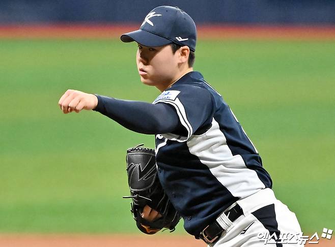 2일 오후 서울 고척스카이돔에서 열린 2024 WBSC(세계야구소프트볼연맹) 프리미어12 대한민국 야구 대표팀과 쿠바 야구 대표팀의 평가전 경기, 1회말 대한민국 선발투수 최승용이 공을 힘차게 던지고 있다. 엑스포츠뉴스DB