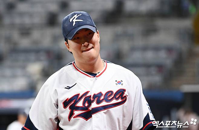 6일 오후 서울 구로구 고척스카이돔에서 열린 2024 WBSC(세계야구소프트볼연맹) 프리미어12 대한민국 야구 대표팀과 상무와의 평가전 경기, 7회말 상무 정해영이 삼자범퇴로 이닝을 마친 뒤 더그아웃으로 향하며 미소짓고 있다. 고척, 박지영 기자