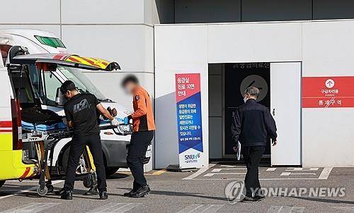 응급실로 환자 이송  (서울=연합뉴스) 신현우 기자 = 5일 오전 서울 시내 한 대학병원 응급의료센터로 구급대원이 환자를 이송하고 있다. 2024.11.5
    nowwego@yna.co.kr