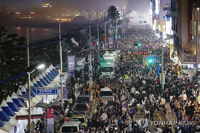 부산불꽃축제 인파 [연합뉴스 자료사진]