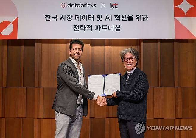 KT, 데이터브릭스와 데이터·AI 혁신 가속화 위해 협력 (서울=연합뉴스) KT가 데이터브릭스와 데이터·AI 분야의 긴밀한 협력과 국내 AX 확산을 위한 업무협약을 체결했다고 6일 밝혔다. 오승필 KT 기술혁신부문장(CTO)(왼쪽)과 아르살란 타바콜리 데이터브릭스 공동창립자 겸 필드 엔지니어링 총괄 수석 부사장이 업무협약을 체결한 후 기념 촬영하고 있다. 2024.11.6 [KT 제공. 재판매 및 DB 금지] photo@yna.co.kr