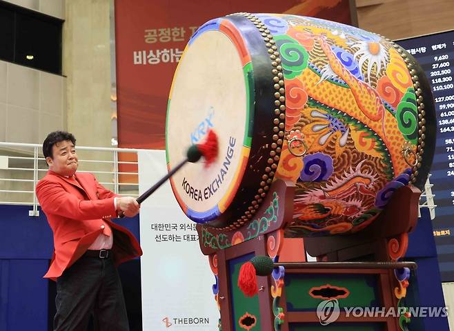 더본코리아 코스피 상장 기념식 (서울=연합뉴스) 신현우 기자 = 백종원 더본코리아 대표가 6일 오전 서울 영등포구 여의도 한국거래소 홍보관에서 열린 더본코리아 코스피 상장 기념식에 참석해 북을 치고 있다. 2024.11.6 nowwego@yna.co.kr