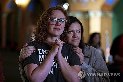 미주리주 주민투표 결과를 기다리고 있는 여성들  [AP=연합뉴스 자료사진. 재판매 및 DB금지]