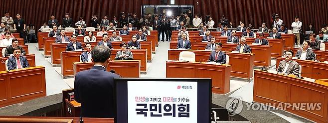 추경호 원내대표 발언 경청하는 의원들 (서울=연합뉴스) 김주형 기자 = 국민의힘 한동훈 대표와 참석한 의원들이 4일 오전 국회에서 열린 의원총회에서 추경호 원내대표의 발언을 경청하고 있다. 2024.10.4 kjhpress@yna.co.kr