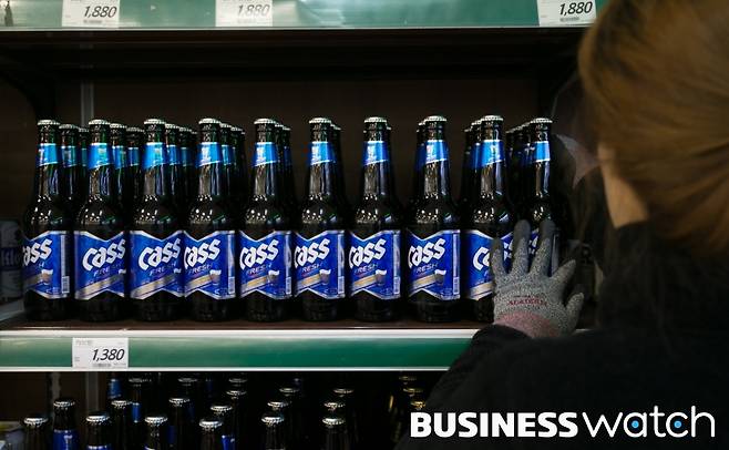 리뉴얼 전, 갈색병을 사용했던 카스 후레쉬/사진=이명근 기자 qwe123@