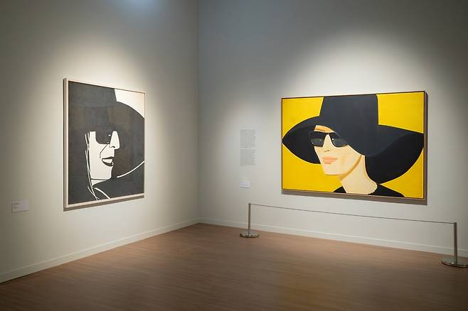 (오른쪽) 검은 모자 2 (Black Hat 2), 2010 The ALBERTINA Museum, Vienna The Batliner Collection © Alex Katz/VAGA at ARS, NY/SACK, Seoul