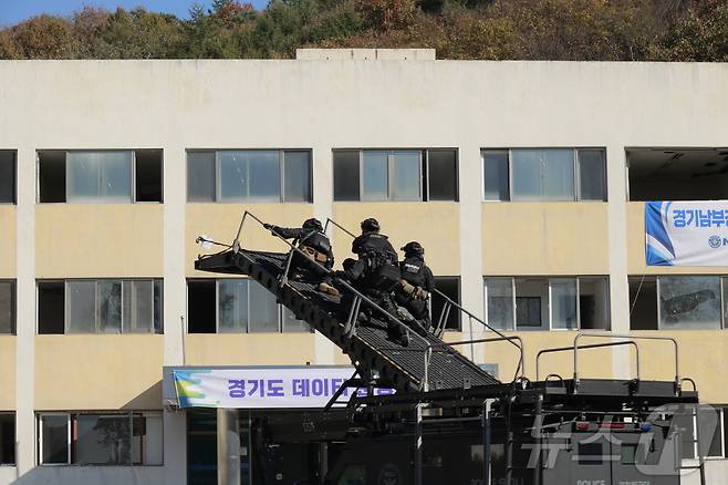 경기남부경찰청이 7일 경기 용인시 언남동 경찰대학(구)에서 '2024 하반기 대테러 관계기관 합동훈련'을 진행하고 있다.(경기남부경찰청 제공)