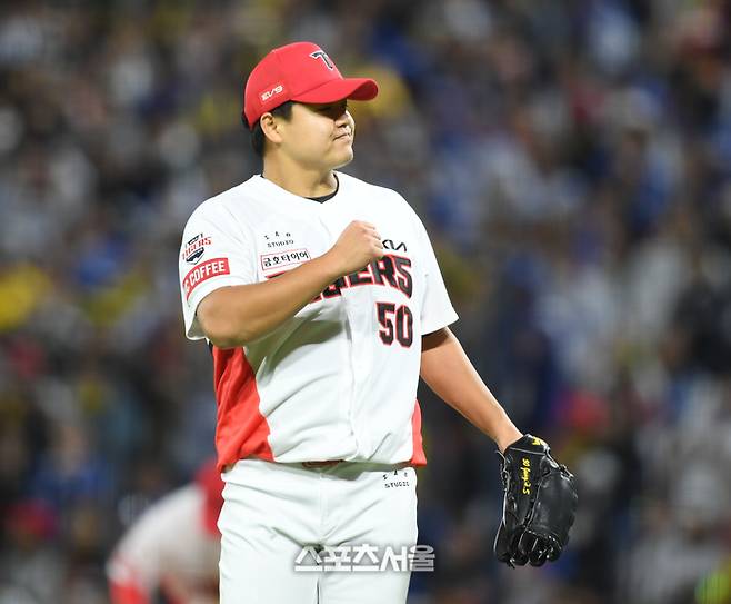 KIA 장현식이 광주-기아 챔피언스 필드에서 열린 삼성과 2024 KBO 한국시리즈 2차전 6회초 2사 1,3루에서 상대 김헌곤을 내야땅볼로 처리한 후 기뻐하고 있다. 광주 | 최승섭기자 thunder@sportsseoul.com