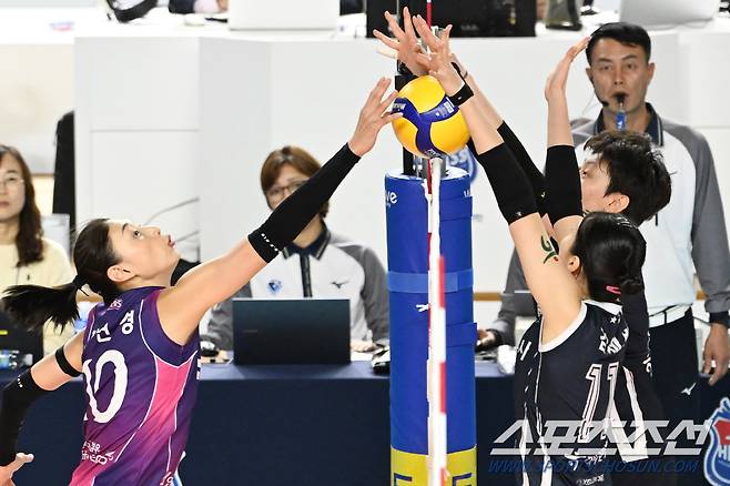 흥국생명 김연경과 한국도로공사 김세빈이 공을 놓고 다투고 있다. 사진제공=KOVO