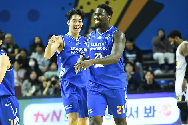 삼성 이원석과 코피 코번. 사진제공=KBL