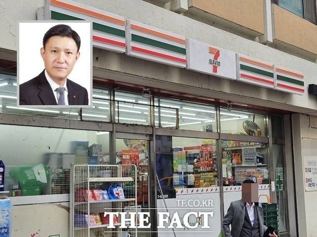 올해 상반기 코리아세븐이 역성장했고 지난달 희망퇴직, 임금 동결 등 비상경영체제에 돌입한 가운데 경영 1년 차를 맞는 김홍철 대표(사진 왼쪽 위)의 향후 행보에 관심이 쏠린다. /롯데그룹·우지수 기자