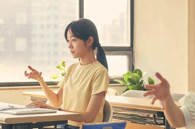 영화 '청설'에서 대부분의 대사는 수화로 이뤄진다. 노윤서는 "표정이 수화의 70%를 차지한다고 생각한다"고 했다. /플러스엠 엔터테인먼트