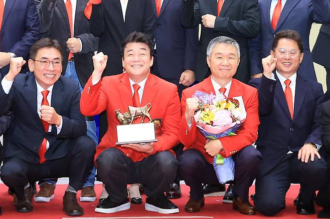 백종원·강석원 더본코리아 공동대표가 지난 6일 오전 서울 영등포구 여의도 한국거래소 홍보관에서 열린 더본코리아 코스피 상장 기념식에 참석해 더본코리아 임직원들과 기념 촬영하고 있다. /연합뉴스