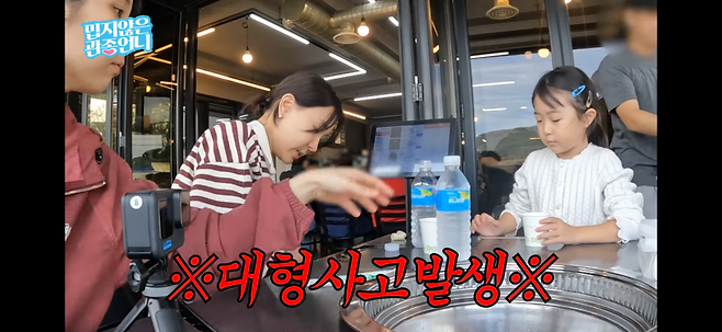 IMG_1942.png 딸 때문에 화나서 카메라 끈 이지혜.jpg