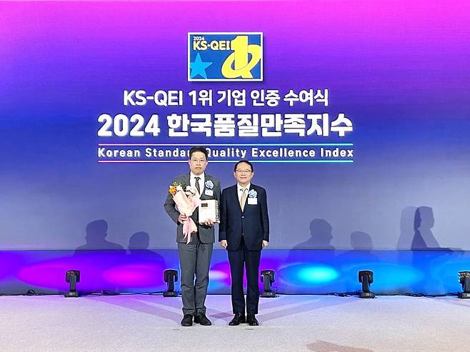 지난 6일 서울 중구 소공동 롯데호텔에서 열린 '2024 한국품질만족지수(KS-QEI)’ 인증수여식에서 최근영 대동 그룹IMC본부장(왼쪽)과 강명수 한국표준협회장이 기념 촬영을 하고 있다. 대동 제공