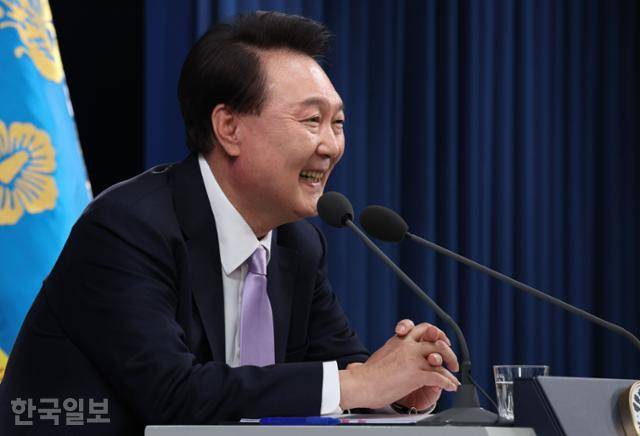 윤석열 대통령이 7일 오전 서울 용산 대통령실 청사 브리핑실에서 열린 대국민담화 및 기자회견에서 취재진의 질문에 답하고 있다. 왕태석 선임기자