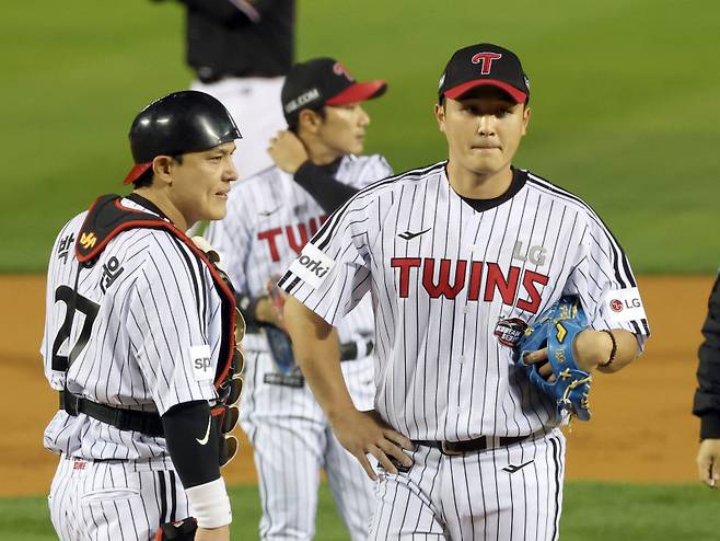 kt위즈와 LG 트윈스의 2023 KBO 한국시리즈 2차전 경기가 8일 오후 서울 잠실야구장에서 열렸다. LG 선발 최원태가 1회 KT 장성우에게 2타점 2루타를 허용한뒤 교체 되고 있다. 잠실=정시종 기자 capa@edaily.co.kr /2023.11.08.