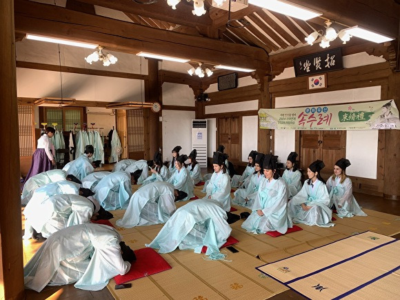 북구지역 외국인 대학생들이 한국전통 예절 체험을 하고 있다 [사진=북구청]