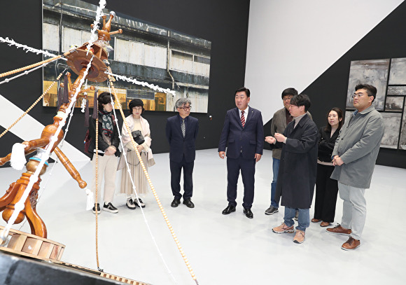 7일 청주시립미술관 기획전 ‘정찰된 위성들’ 개막식에 참석한 이범석(왼쪽 네번째) 청주시장 등 관계자들이 작품을 관람하고 있다. [사진=청주시]