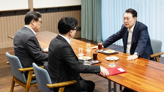 윤석열 대통령이 지난달 21일 서울 용산 대통령실 파인그라스에서 한동훈 국민의힘 대표와 면담을 하고 있다. .대통령실 제공