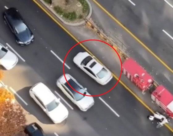 지난 2일 오후 1시쯤 서울 강남구 테헤란로 국기원입구 방향에서 강남역 방향 1~3차로에서 8중 추돌 사고가 발생했다. 사진은 강남 도로서 역주행 중인 차량(빨간동그라미). 뉴스1