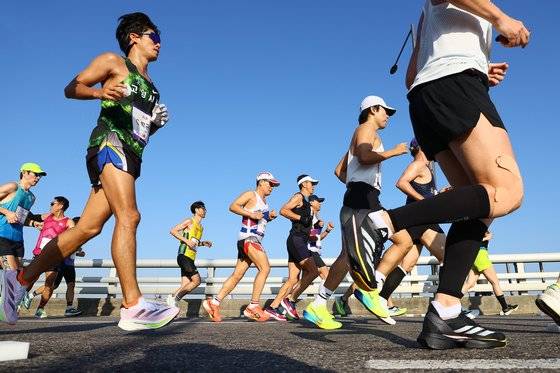 ‘2024 JTBC 서울 마라톤’이 지난 3일서울 상암동 월드컵경기장에서 잠실까지 이어지는 풀코스와 여의도까지 달리는 10km 코스에서 열렸다. 참가자들이 마포대교위를 달리고 있다. 김현동 기자.