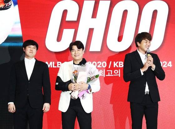 7일 인천 경원재 앰버서더 호텔에서 열린 추신수 은퇴 기자회견에 참석한 최정(왼쪽)과 김광현(오른쪽). 사진 SSG 랜더스