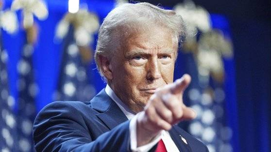 6일 새벽(현지시간) 미국 플로리다 팜비치 컨벤션센터에서 연설하는 도널드 트럼프 대통령 당선인.AP=연합뉴스