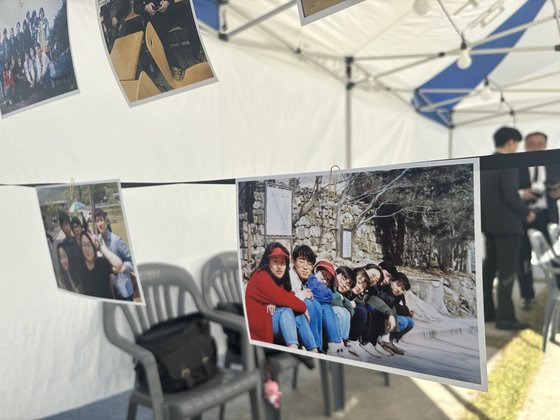 7일 오후 2시 대구대에서 열린 사회학과 장례식. 부스에 사회학과 졸업생들의 사진이 전시돼 있다. 경산=백경서 기자