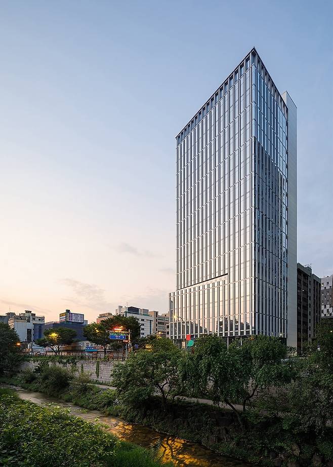 중심업무지역(CBD) 매물인 크리스탈스퀘어 전경.