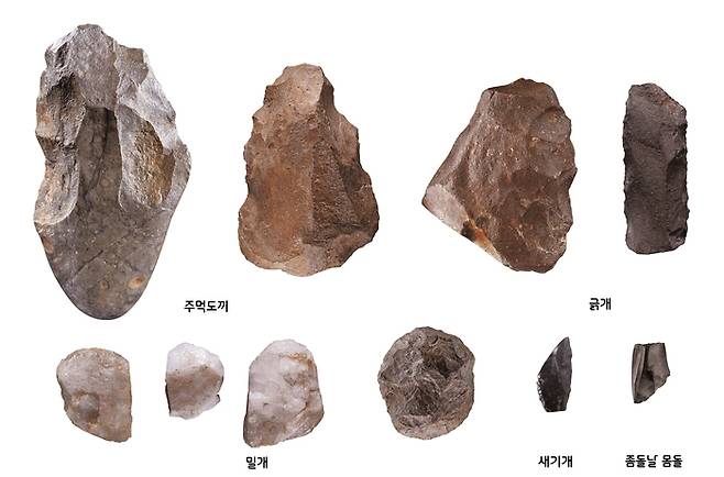 석장리 유적에서 출토된 다양한 구석기. 주먹도끼와 긁개(가죽·나무 등 가공 도구), 밀개(동물 가죽의 잔여물 등을 벗기는 도구). 새기개(뼈를 자르거나 새기는 도구), 좀돌날 몸날(작은 돌날을 만드는 기본 몸돌) 등이 출토됐다. |연세대 박물관 제공