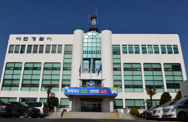 경남 사천경찰서는 음주운전 사고를 낸 뒤 동승자였던 친구가 운전대를 잡은 것처럼 허위 진술하도록 한 혐의(범인도피 교사)로 20대 A씨를 구속했다. 사천경찰서 전경. 국제신문DB