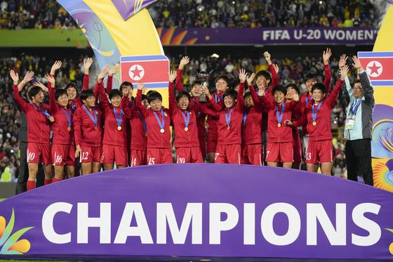North Korea celebrate winning the FIFA U-20 Women's World Cup at the El Campin stadium in Colombia on Sept. 22. [AP/YONHAP]