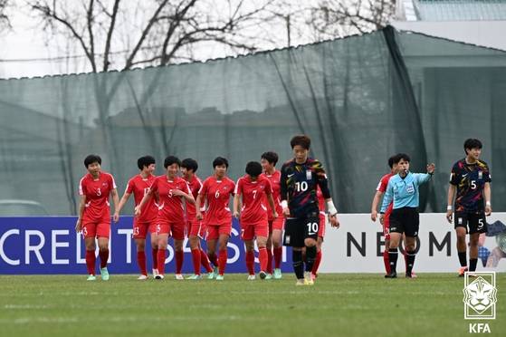The U-20 South Korean women’s national team players, in black, react after losing 3-0 to North Korea in the semifinal at the AFC U-20 Women’s Asian Cup at Dustlik Stadium in Tashkent, Uzbekistan on March 13. [NEWS1]