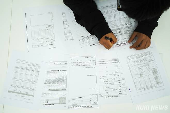 20대 청년이 세대분리 신청을 위해 필요한 서류들. 사회보장급여 신청(변경)서, 소득·재산 신고서, 금융정보 등(금융·신용·보험정보) 제공 동의서, 가족관계 해체 및 부양 거부·기피 사유서, 가정폭력 쉼터 상담 기록, 청소년 쉼터 상담 기록, 통장거래내역 사본, 실거주 확인서 등을 제출해도 세대분리 신청에 실패하는 경우가 많다. 사진=박효상 기자