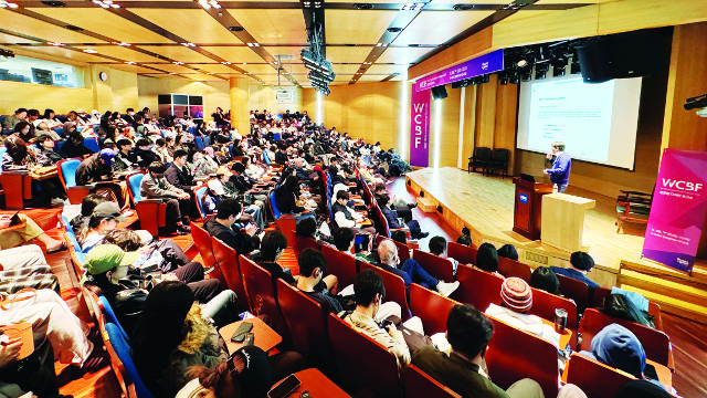 부산 동서대학교 문화센터 콘서트홀에서 5일 ‘2024 부산 세계도시브랜드포럼(WCBF)’ 부대행사인 글로벌 디자인 토크쇼가 열리고 있다. 세계 각국의 디자인 전문가들이 이 자리에 모여 다양한 시각을 공유했고, 특히 부산지역 디자인 전공 대학생 200여명이 참석해 자리를 빛냈다. 부산시 제공