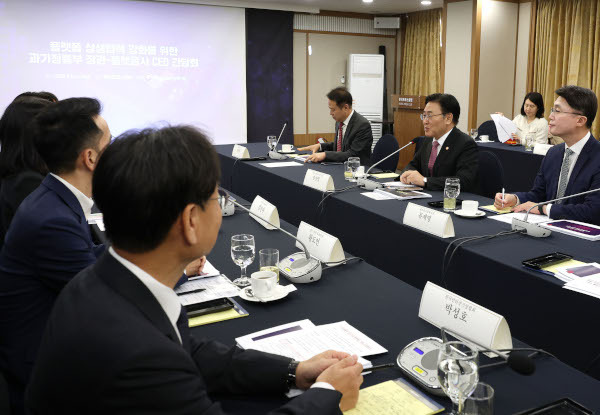 유상임 과학기술정보통신부 장관이 6일 오전 서울 중구 프레스센터에서 열린 플랫폼 상생협력 강화를 위한 플랫폼 CEO와의 간담회에서 발언하고 있다. 연합뉴스