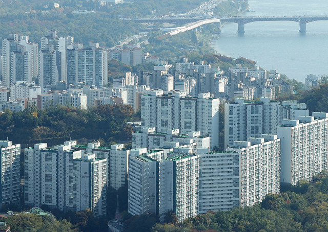 남산에서 바라본 아파트 단지. 연합뉴스