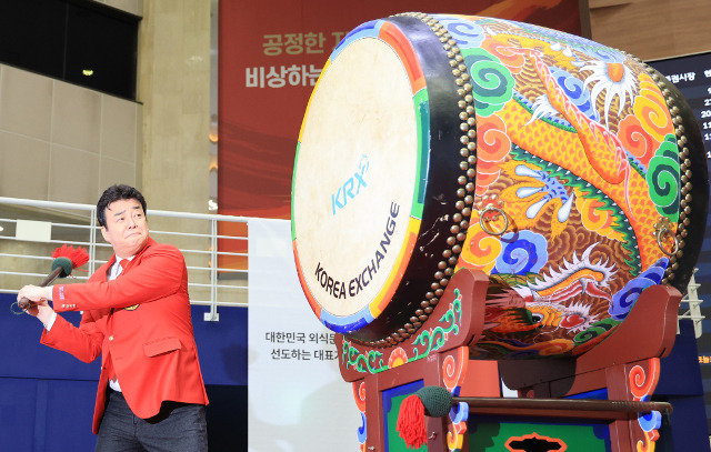 6일 유가증권시장(코스피)에 성공적으로 상장한 더본코리아의 백종원 대표가 서울 여의도 한국거래소 홍보관에서 열린 더본코리아 코스피 상장 기념식에 참석해 기념북을 치고 있다. 연합뉴스