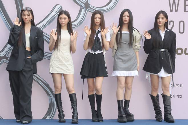 그룹 뉴진스가 지난 9월 서울 동대문디자인플라자(DDP)에서 열린 ‘서울 패션위크(SEOUL FASHION WEEK) 2025 S/S’ YOUSER 컬렉션에 참석해 포즈를 취하고 있다.