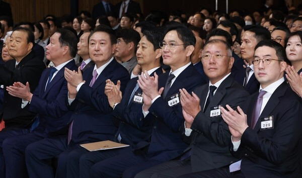 윤석열 대통령이 지난 3월 서울 영등포구 63컨벤션센터에서 열린 제51회 상공의 날 기념식에 참석한 기업 총수들과 함께 오프닝 영상을 시청한 뒤 박수를 치고 있다.  오른쪽부터 구광모 LG 그룹 회장, 정의선 현대차 회장, 이재용 삼성전자 회장, 안덕근 산업통상자원부 장관, 윤 대통령, 최태원 대한상공회의소 회장.  [사진출처 = 연합뉴스]