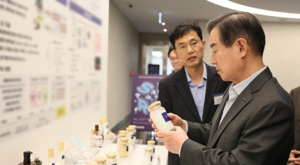 Samyang Holdings Chairman Kim Yoon reviews exhibition projects at the “Samyang Innovation R&D Fair 2024” held at the Samyang Discovery Center in Pangyo on the 5th. (Samyang)