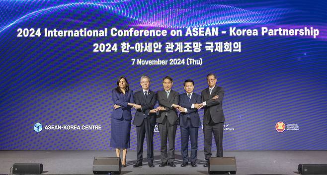 7일 서울 중구 소공동 롯데호텔서울에서 열린 한-아세안 관계 조망 국제회의. 왼쪽부터 아스타나 압둘 아지즈 아세안 정치안보 담당 사무차장, 김홍균 외교부 제1차관, 김재신 한-아세안센터 사무총장, 살름싸이 꼼마싯 라오스 외교장관, 럿 차리짠 태국 외교차관. [한-아세안센터 제공]