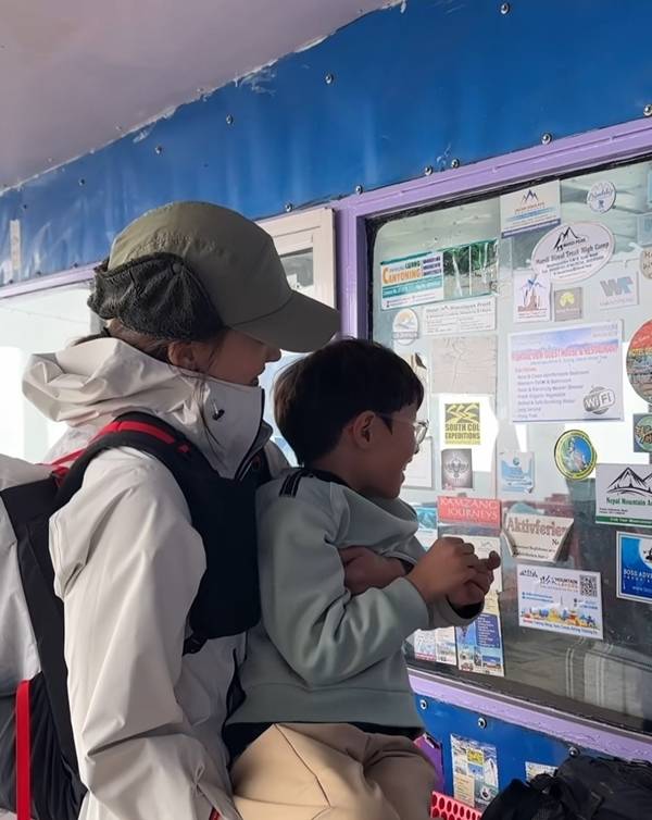 7일, 이시영은 자신의 SNS 채널을 통해 아들 정윤 군과 히말라야 고산 지대에 오른 이야기를 공개했다. 그녀는 “고도가 높아지면서 생수도, 수도도, 전기도 없지만 정윤이가 잘 적응하고 있다”며 든든한 모성애를 드러냈다.   사진 = SNS