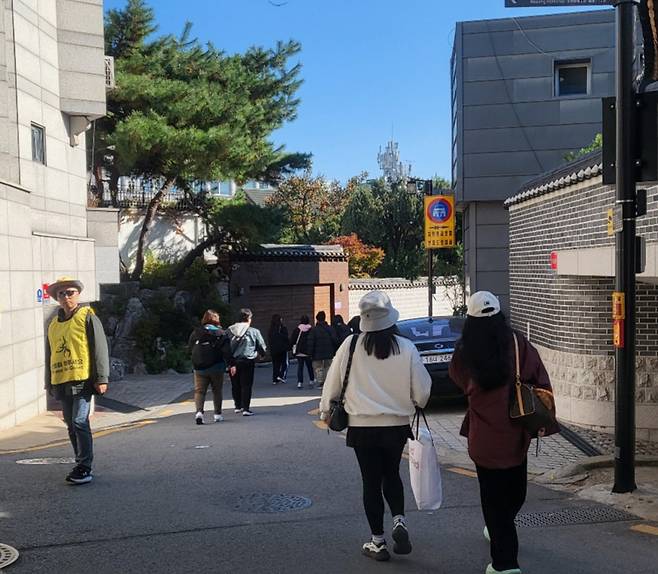 곳곳에 노란 조끼를 입은 관리 요원이 서 있다. /사진=김소연 기자