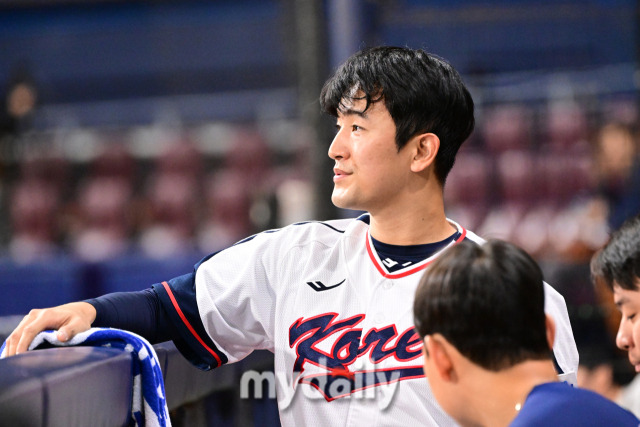 대한민국 야구대표팀 고영표가 6일 오후 서울 고척스카이돔에서 진행된 상무와의 연습 경기에서 그라운드를 응시하고 있다./고척=곽경훈 기자 kphoto@mydaily.co.kr